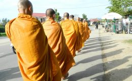 Kết quả hình ảnh cho hòa thượng thái lan khất thực