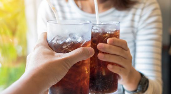 Uống nước ngọt có ga ảnh hưởng đến sức khỏe như thế nào?