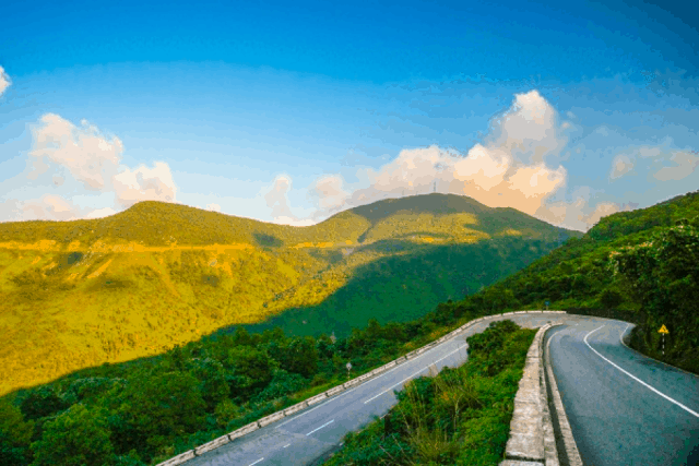 Ngỡ ngàng trước cảnh đẹp của đèo Hải Vân hùng vĩ - ảnh 2