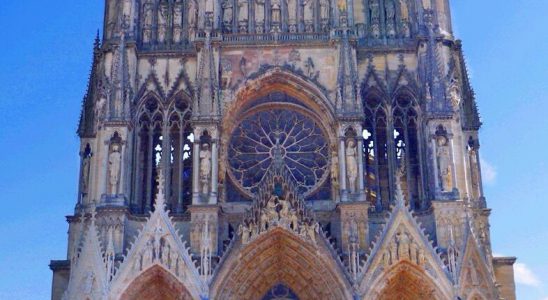 Khám phá nhà thờ Đức Bà Reims đẹp nhất nước Pháp - ảnh 1