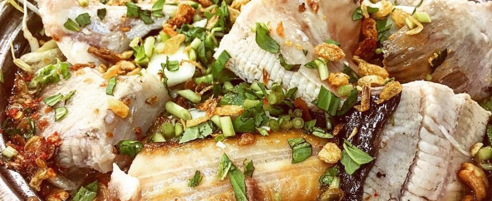 Nồi lẩu cá đuối nghi ngút khói sẽ giúp bạn lấp đầy chiếc bụng đói