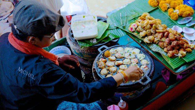 Gian hàng đồ ăn tại chợ nổi Pattaya 
