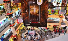 Bên trong khu trung tâm mua sắm nhộn nhịp, sầm uất