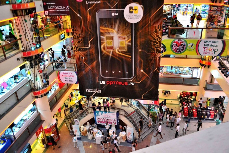 Bên trong khu trung tâm mua sắm nhộn nhịp, sầm uất Bên trong khu trung tâm mua sắm nhộn nhịp, sầm uất