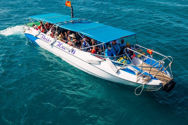 Di chuyển bằng cano ra vịnh San Hô Di chuyển bằng cano ra vịnh San Hô